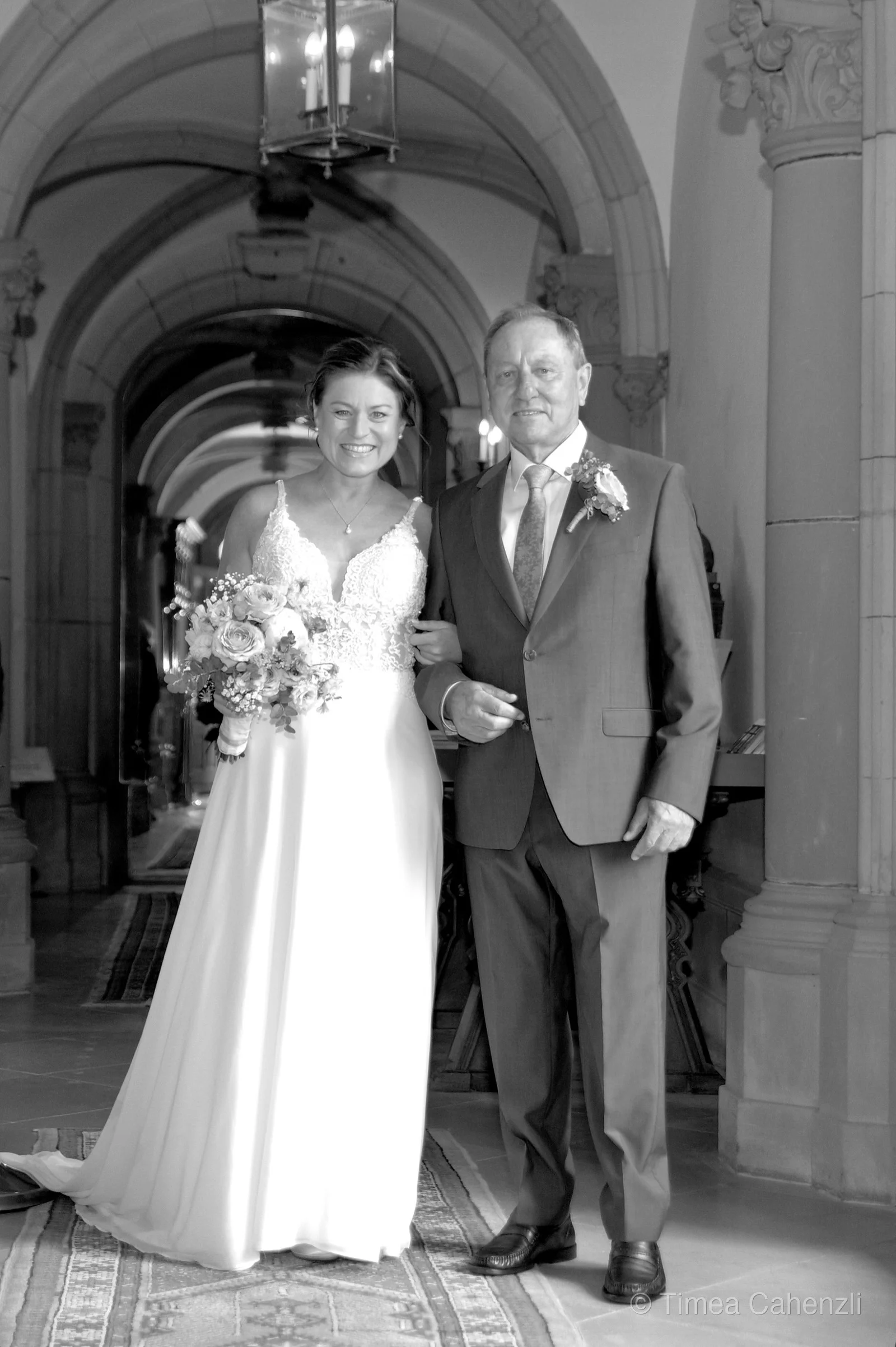 Braut mit Vater im Steinbogen – emotionales Portrait Hochzeit